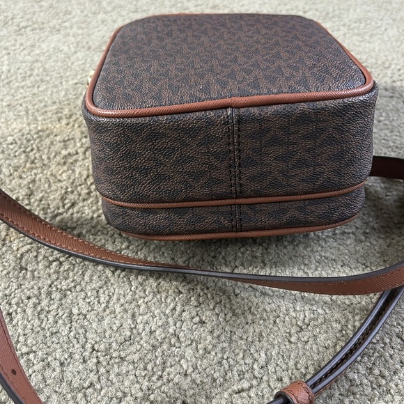 MICHAEL KORS Jet Set Travel Medium Logo
Crossbody Bag! NWOT - Picture 4 of 9